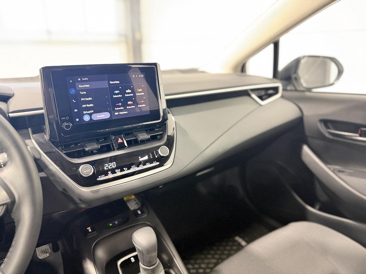 2025 Toyota Corolla LE Photo