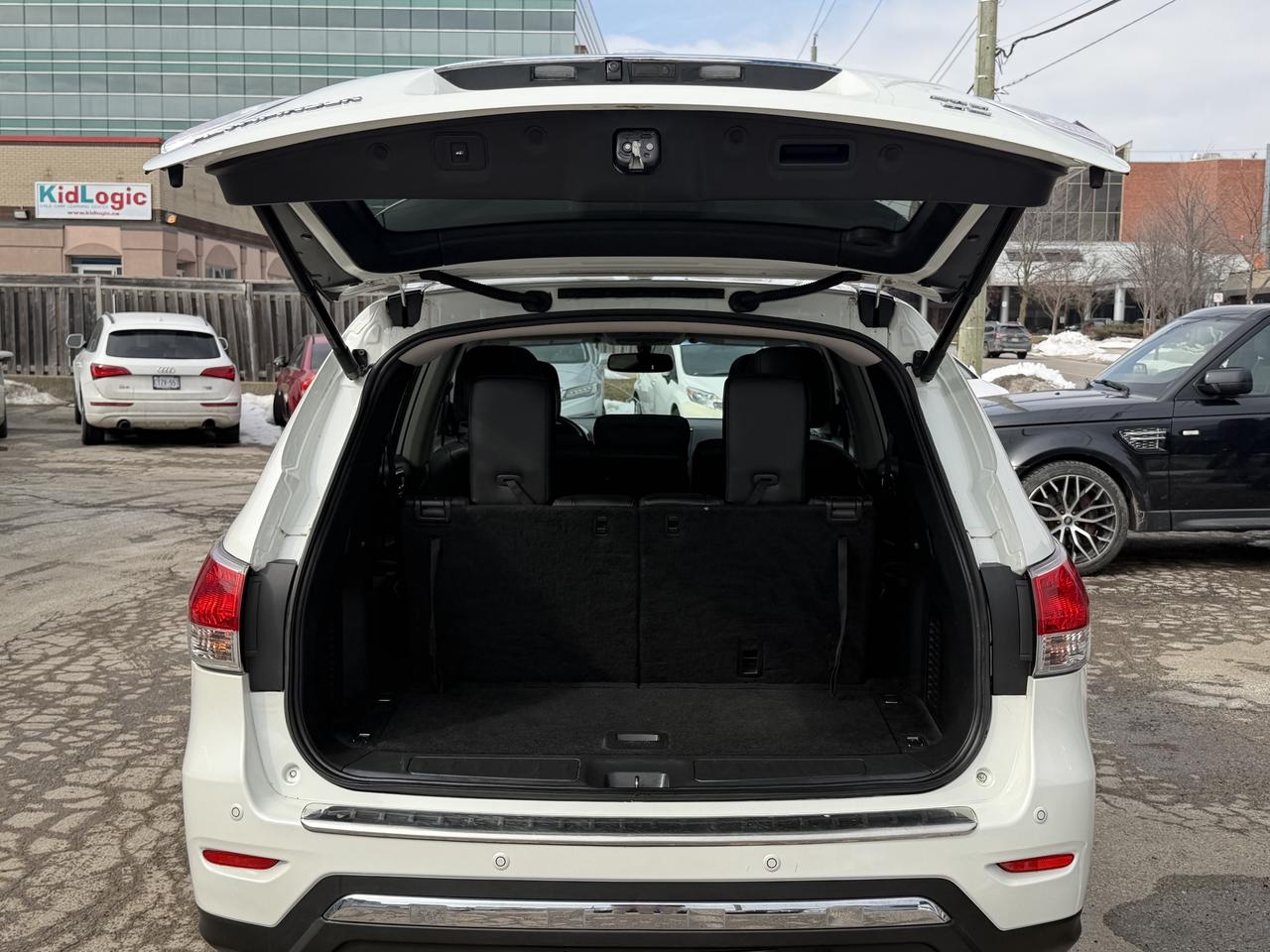 2016 Nissan Pathfinder Platinum Photo