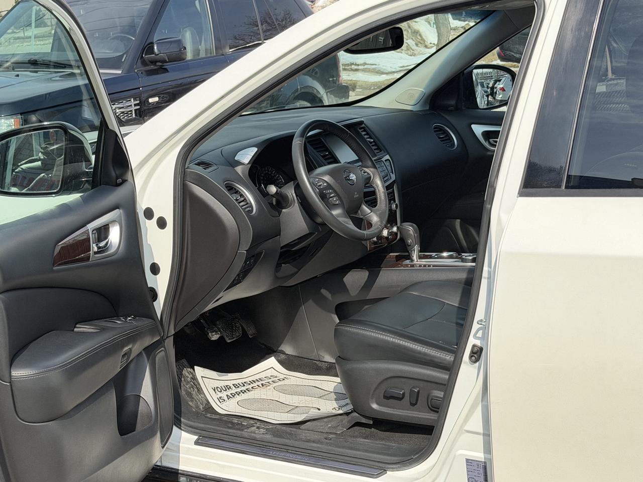 2016 Nissan Pathfinder Platinum Photo