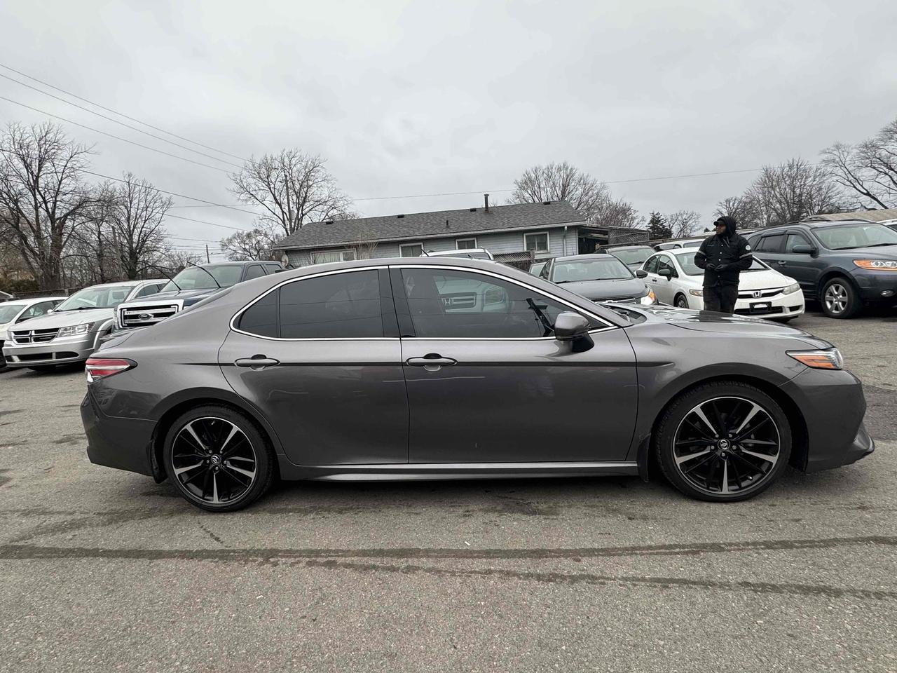 2018 Toyota Camry XSE Photo2