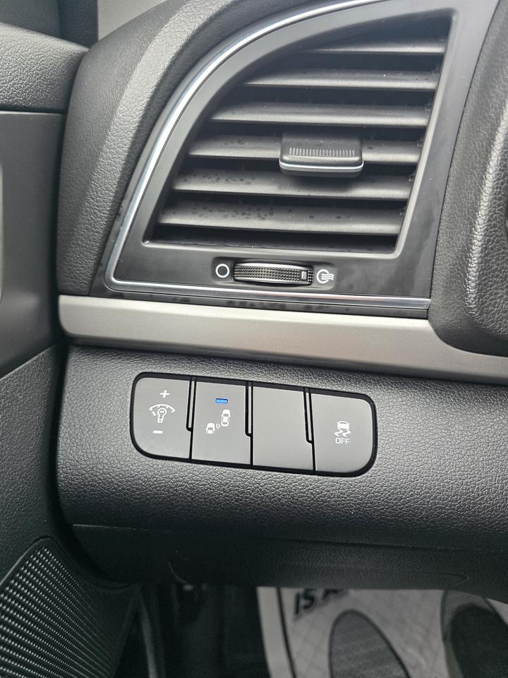 2018 Hyundai Elantra SEL Photo