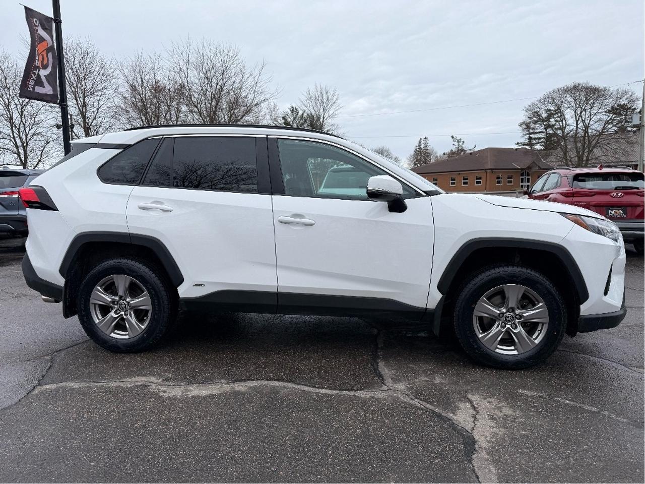 2023 Toyota RAV4 Hybrid XLE AWD HEATED STEERING ROOF ONE OWNER CLEA Photo4