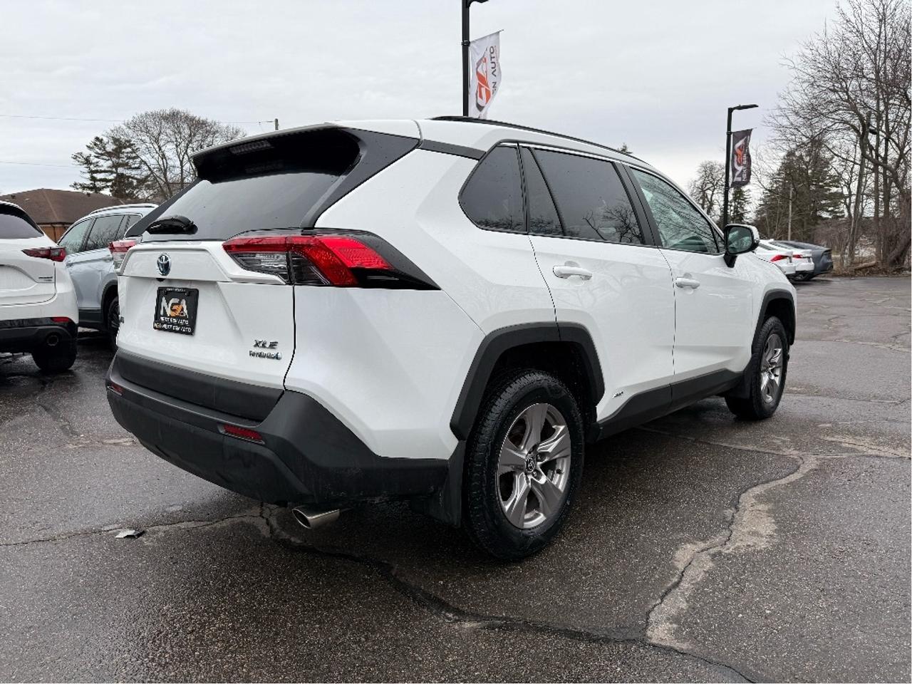 2023 Toyota RAV4 Hybrid XLE AWD HEATED STEERING ROOF ONE OWNER CLEA Photo