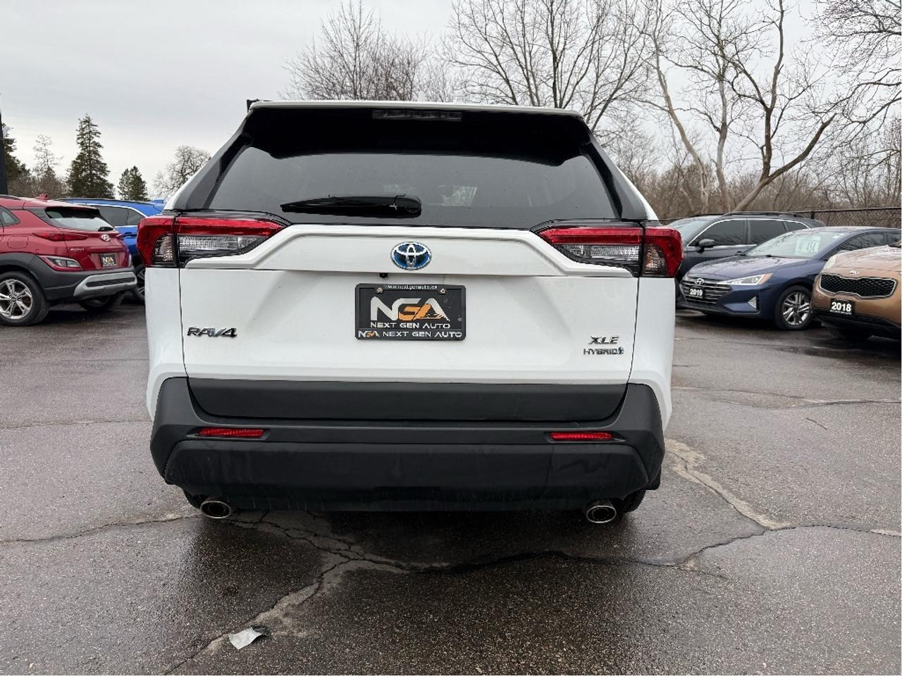 2023 Toyota RAV4 Hybrid XLE AWD HEATED STEERING ROOF ONE OWNER CLEA Photo