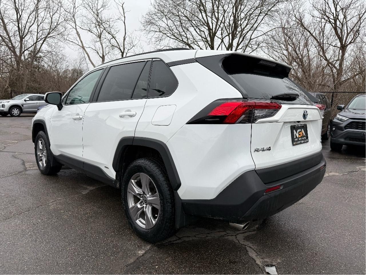 2023 Toyota RAV4 Hybrid XLE AWD HEATED STEERING ROOF ONE OWNER CLEA Photo