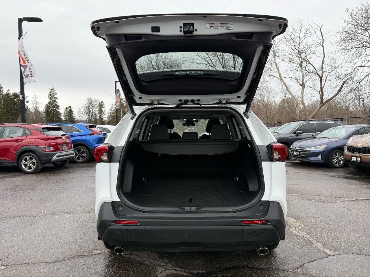 2023 Toyota RAV4 Hybrid XLE AWD HEATED STEERING ROOF ONE OWNER CLEA Photo