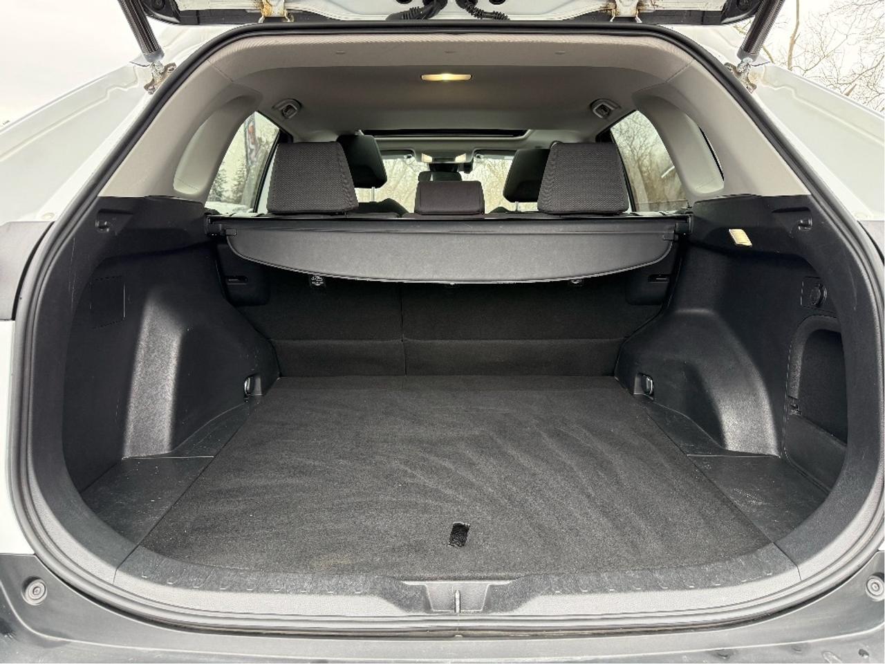 2023 Toyota RAV4 Hybrid XLE AWD HEATED STEERING ROOF ONE OWNER CLEA Photo