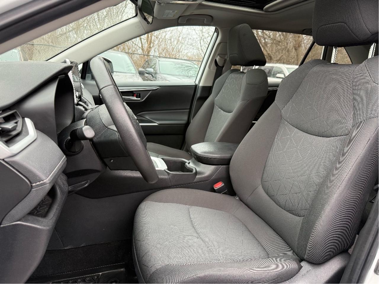 2023 Toyota RAV4 Hybrid XLE AWD HEATED STEERING ROOF ONE OWNER CLEA Photo