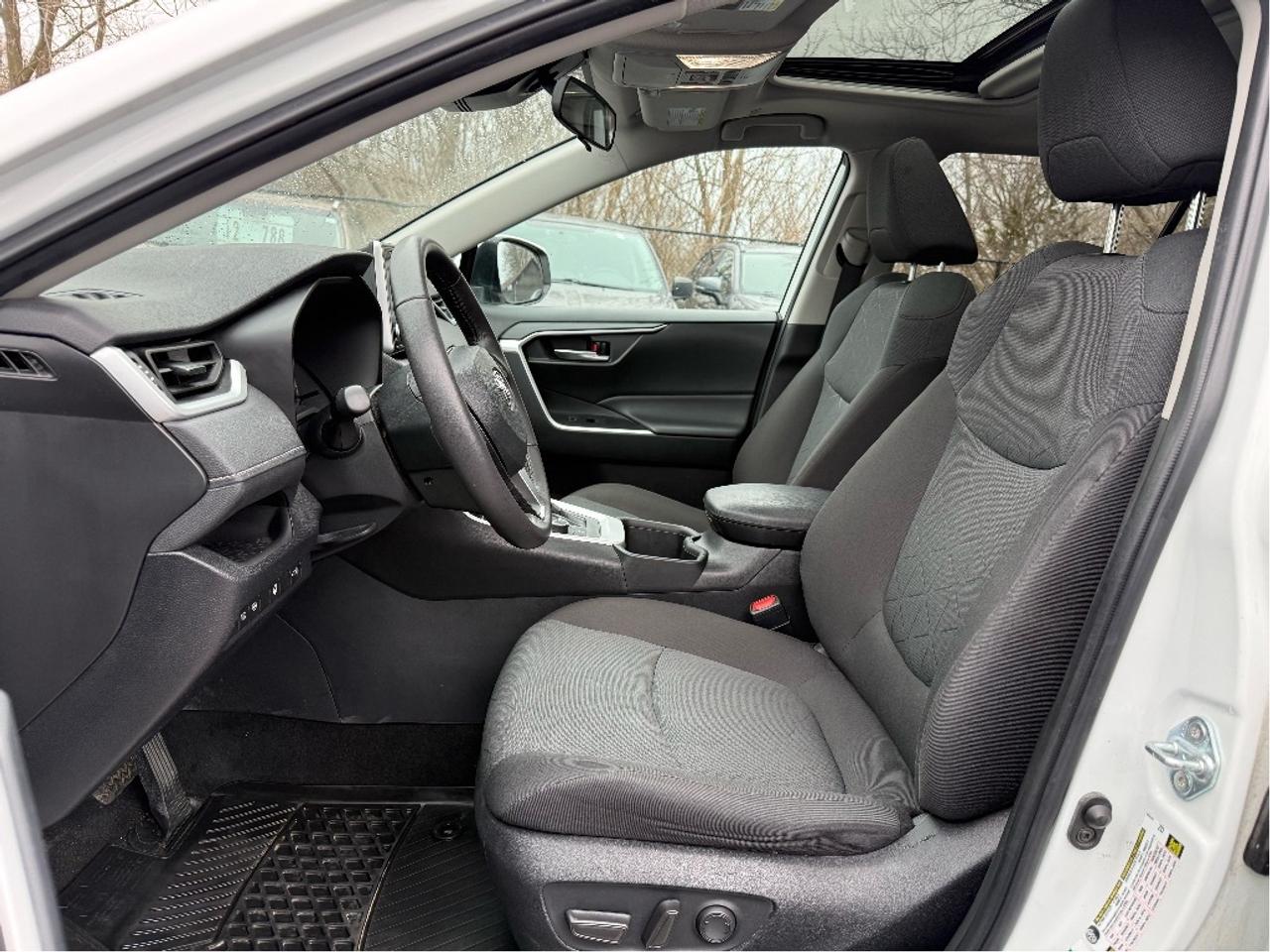 2023 Toyota RAV4 Hybrid XLE AWD HEATED STEERING ROOF ONE OWNER CLEA Photo