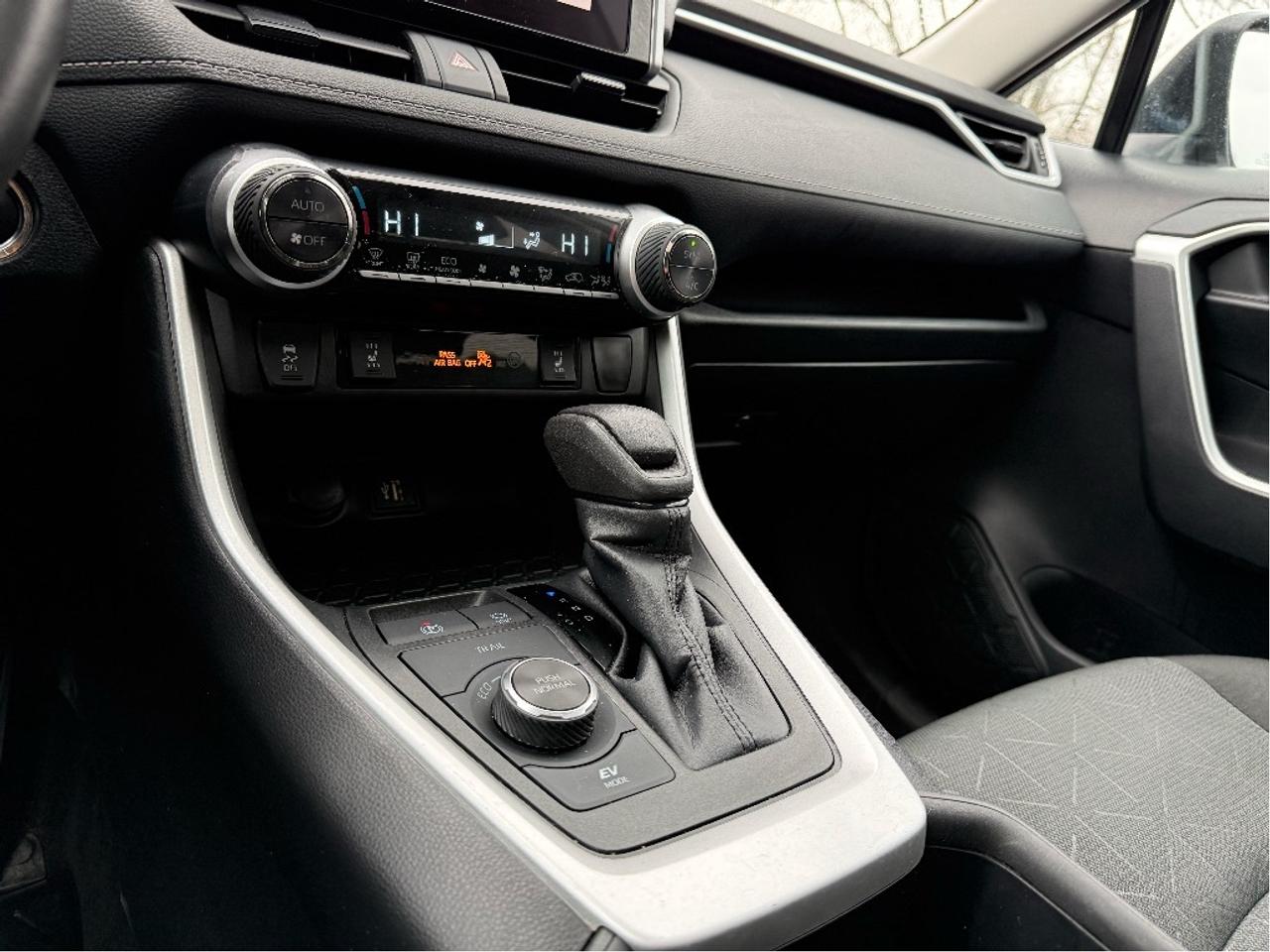 2023 Toyota RAV4 Hybrid XLE AWD HEATED STEERING ROOF ONE OWNER CLEA Photo