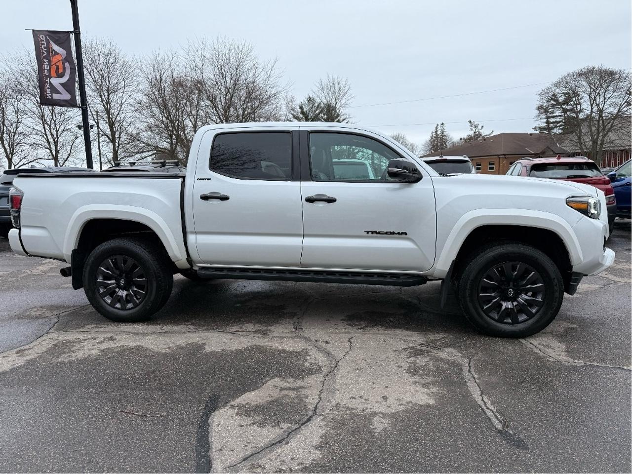 2023 Toyota Tacoma Nightshade V6 LEATHER NAV ROOF CLEAN CARFA Photo4