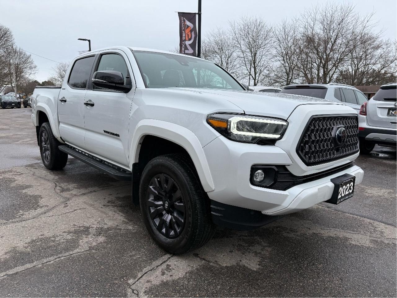 2023 Toyota Tacoma Nightshade V6 LEATHER NAV ROOF CLEAN CARFA Photo3