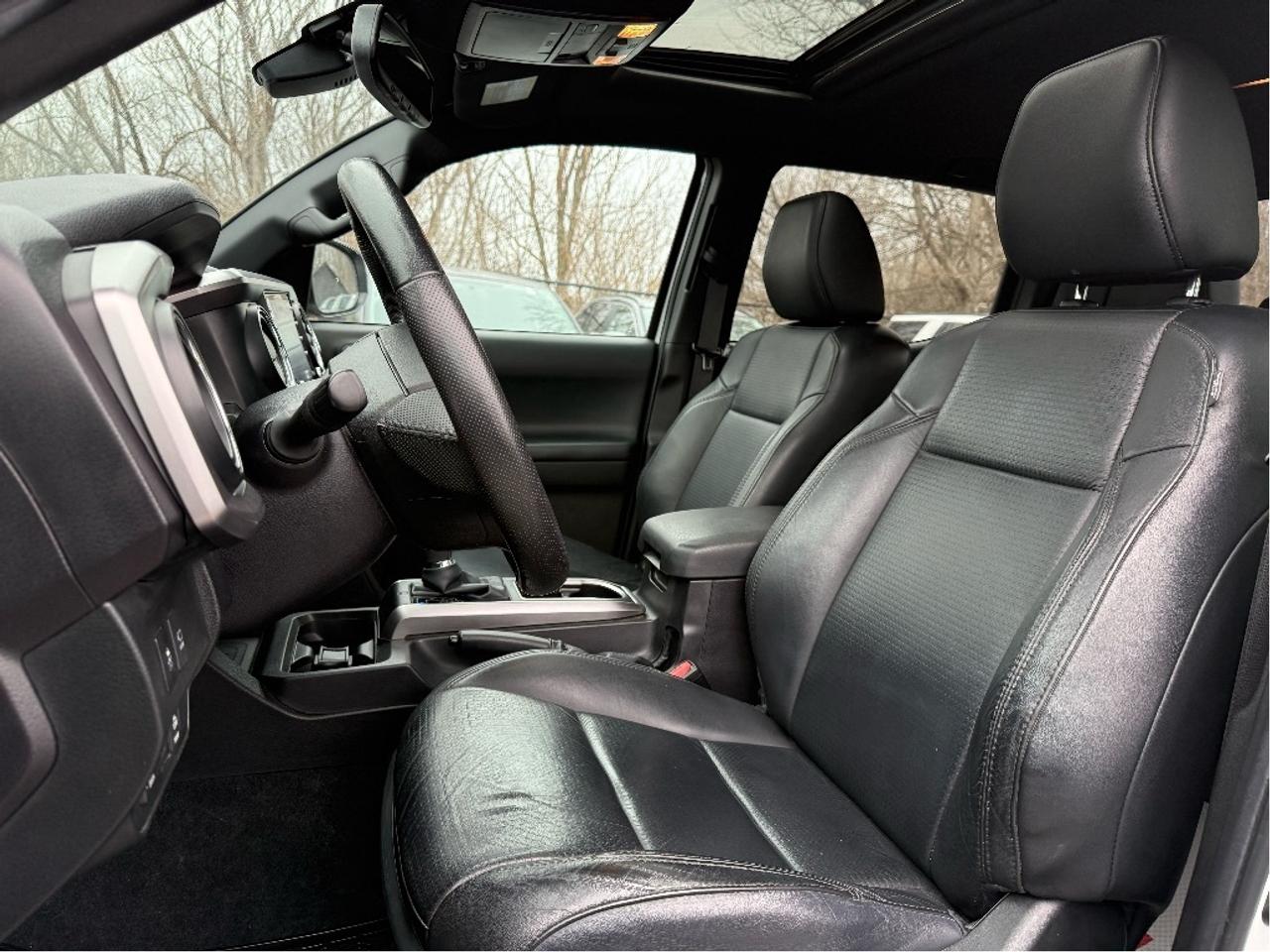 2023 Toyota Tacoma Nightshade V6 LEATHER NAV ROOF CLEAN CARFA Photo