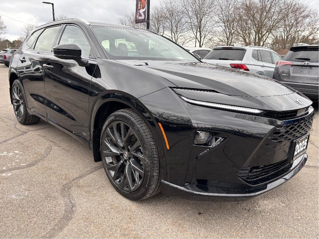 2025 Toyota Crown Signia Limited AWD ONLY 1194 KM!! TAN LEATHER PANO RO Photo