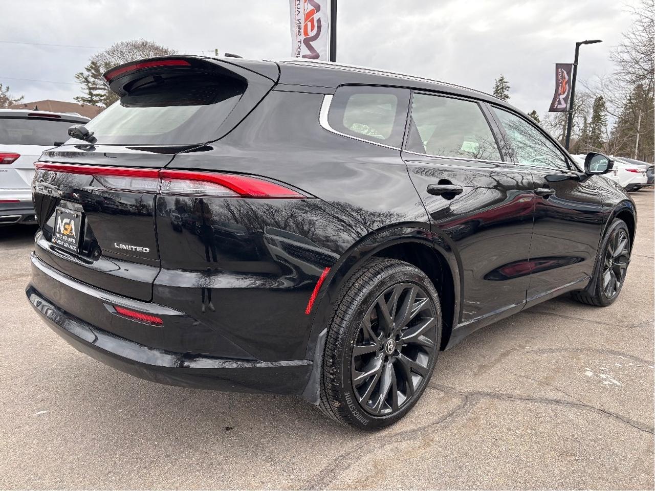 2025 Toyota Crown Signia Limited AWD ONLY 1194 KM!! TAN LEATHER PANO RO Photo