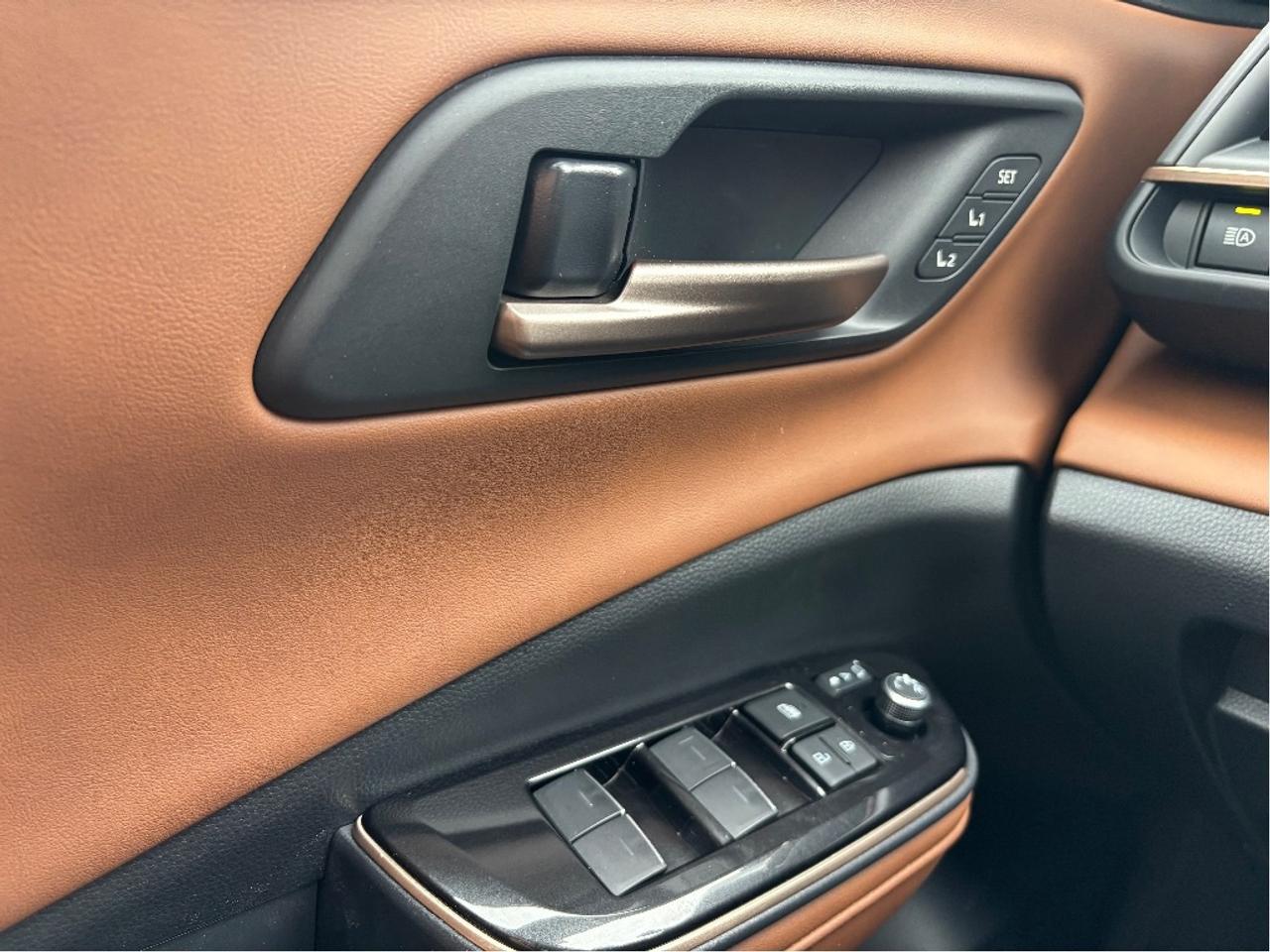 2025 Toyota Crown Signia Limited AWD ONLY 1194 KM!! TAN LEATHER PANO RO Photo