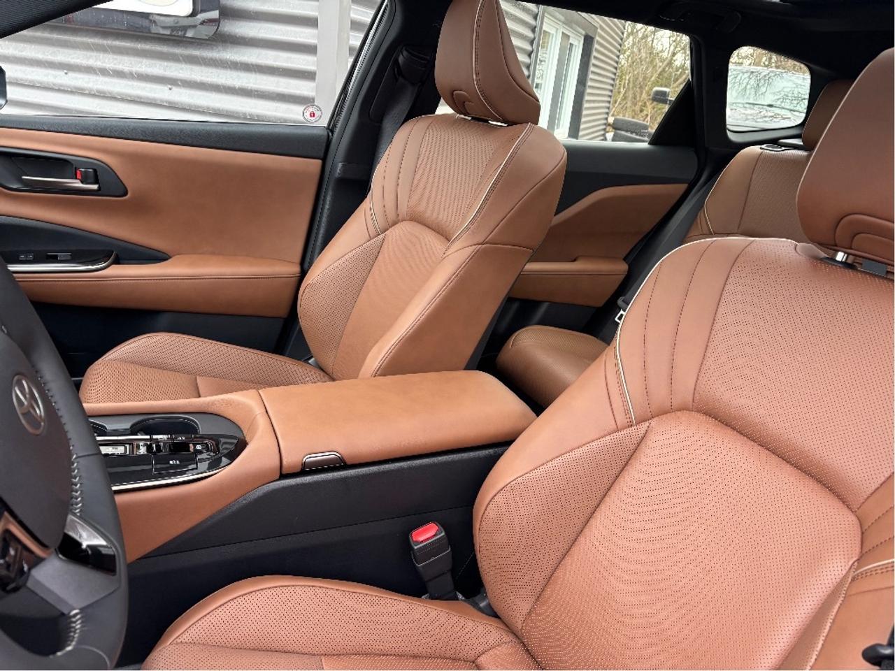 2025 Toyota Crown Signia Limited AWD ONLY 1194 KM!! TAN LEATHER PANO RO Photo