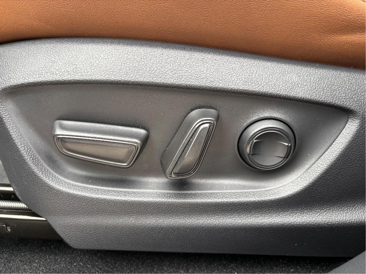 2025 Toyota Crown Signia Limited AWD ONLY 1194 KM!! TAN LEATHER PANO RO Photo