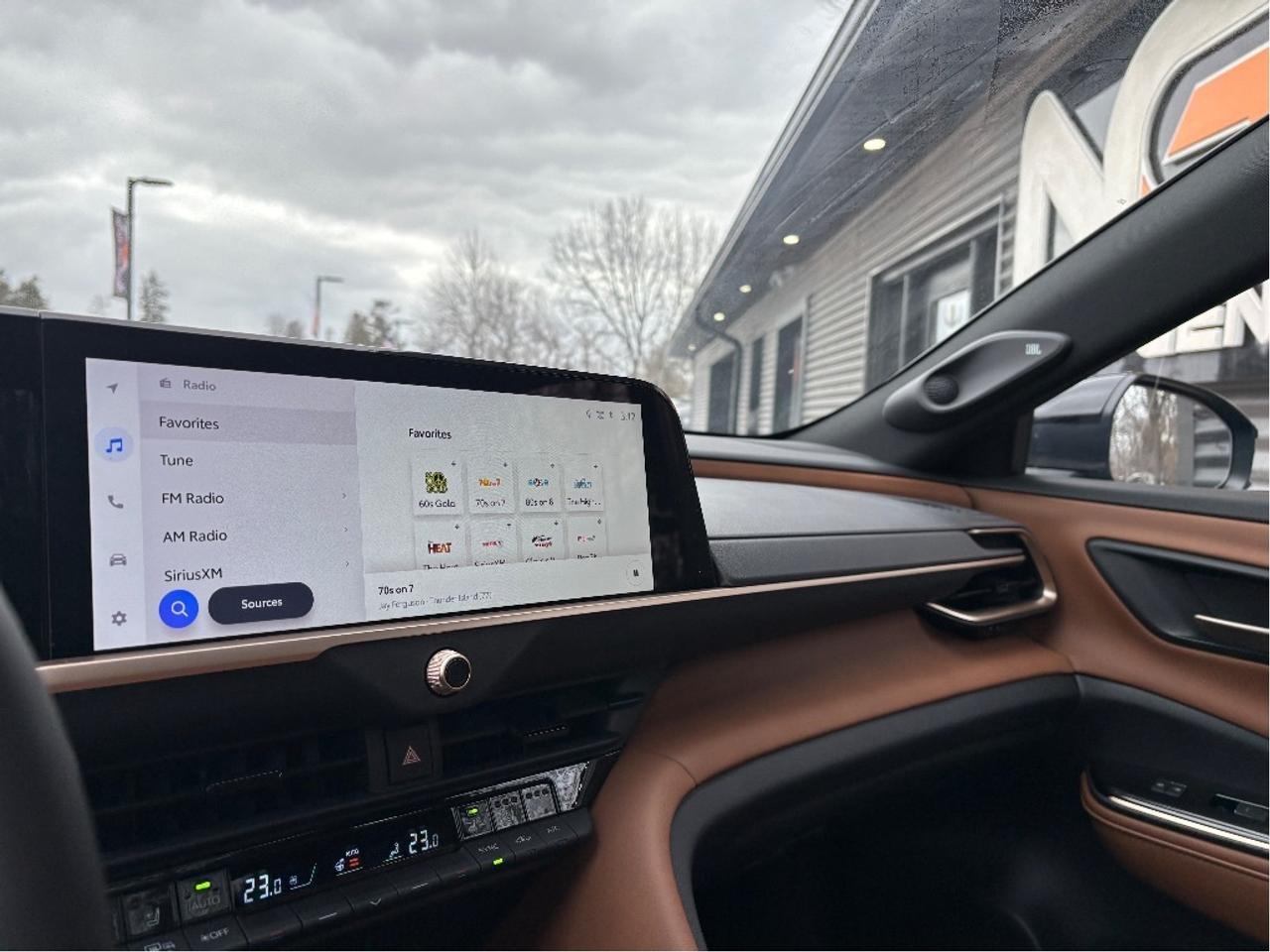 2025 Toyota Crown Signia Limited AWD ONLY 1194 KM!! TAN LEATHER PANO RO Photo