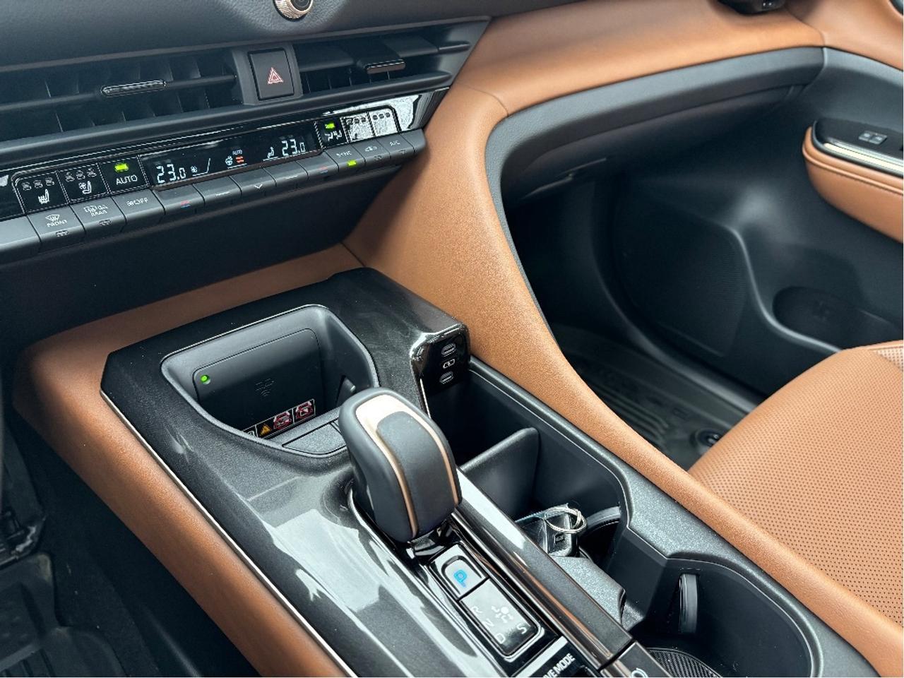 2025 Toyota Crown Signia Limited AWD ONLY 1194 KM!! TAN LEATHER PANO RO Photo