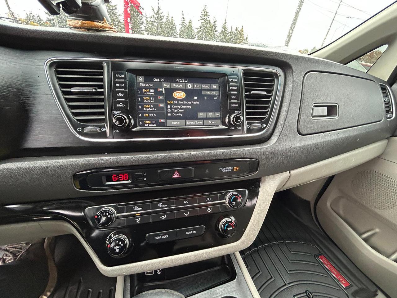 2017 Kia Sedona LX Photo