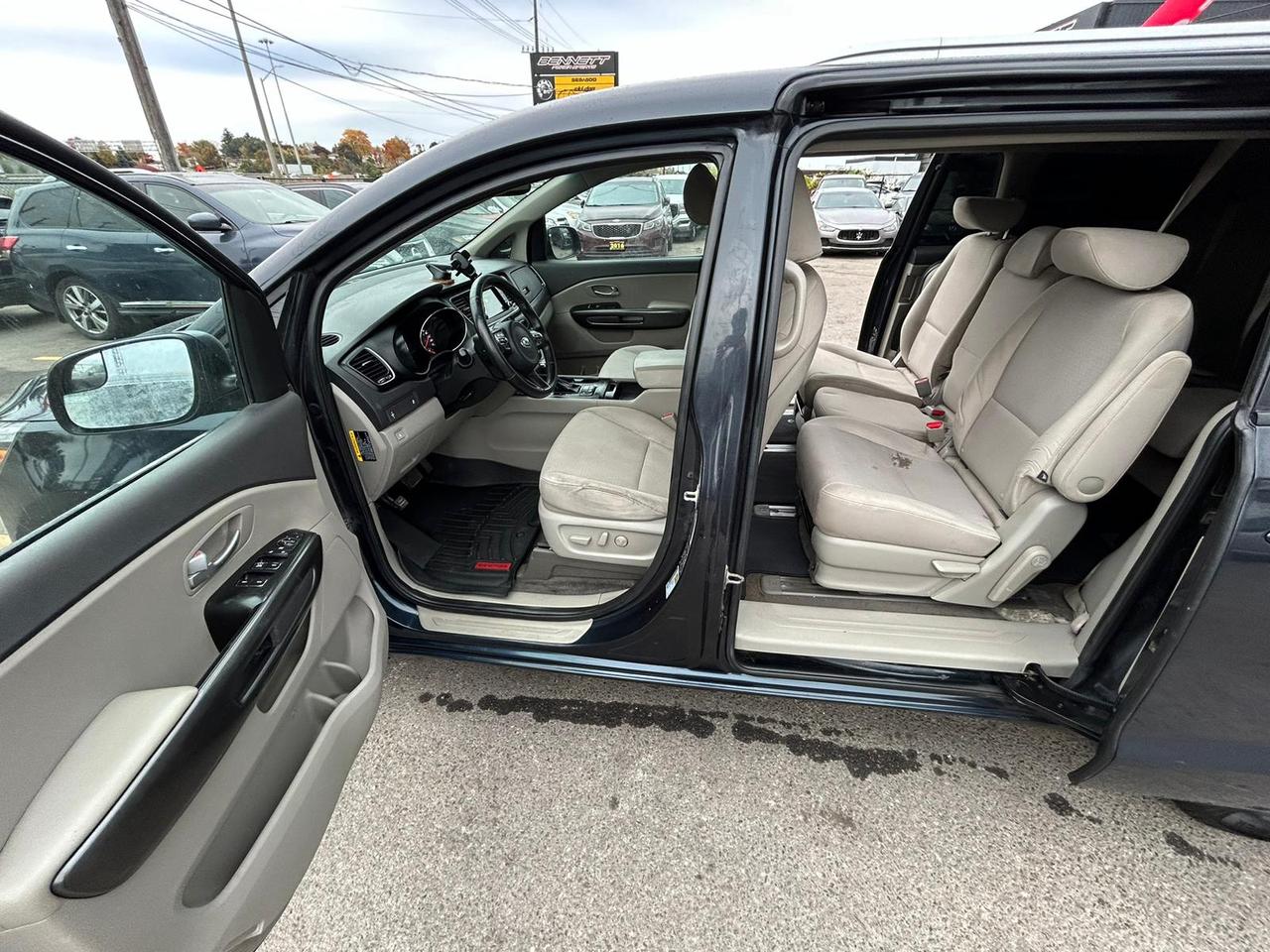 2017 Kia Sedona LX Photo4