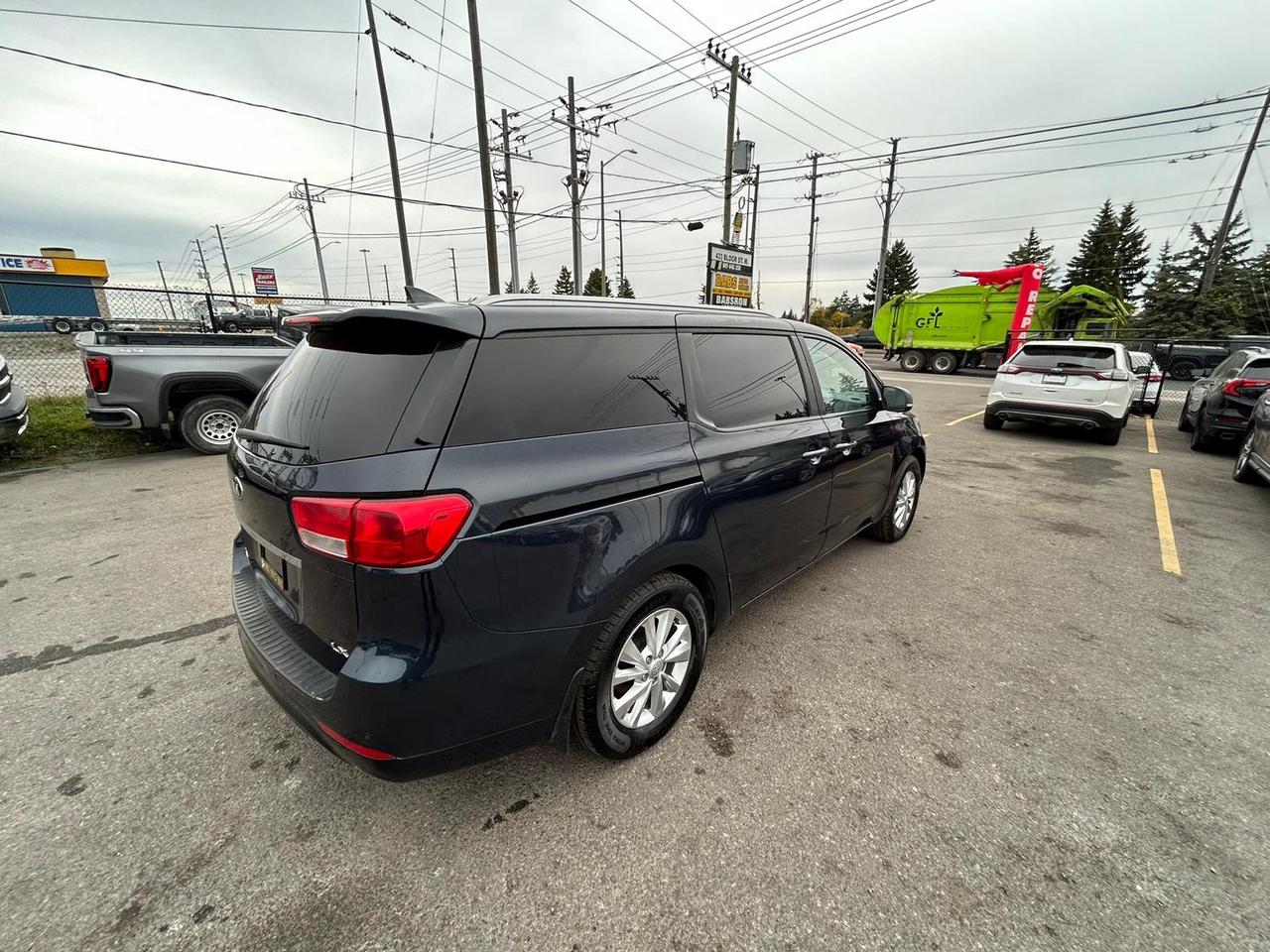 2017 Kia Sedona LX Photo