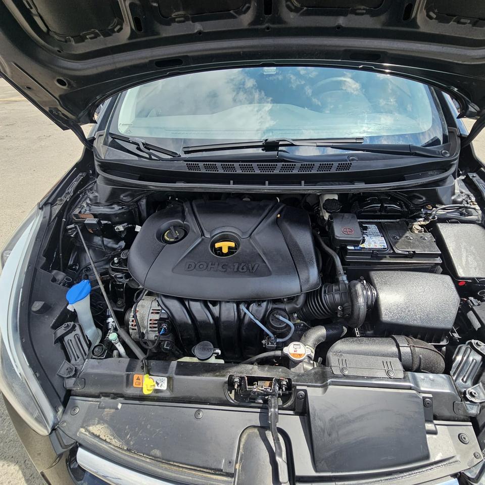 2016 Hyundai Elantra Limited Photo2