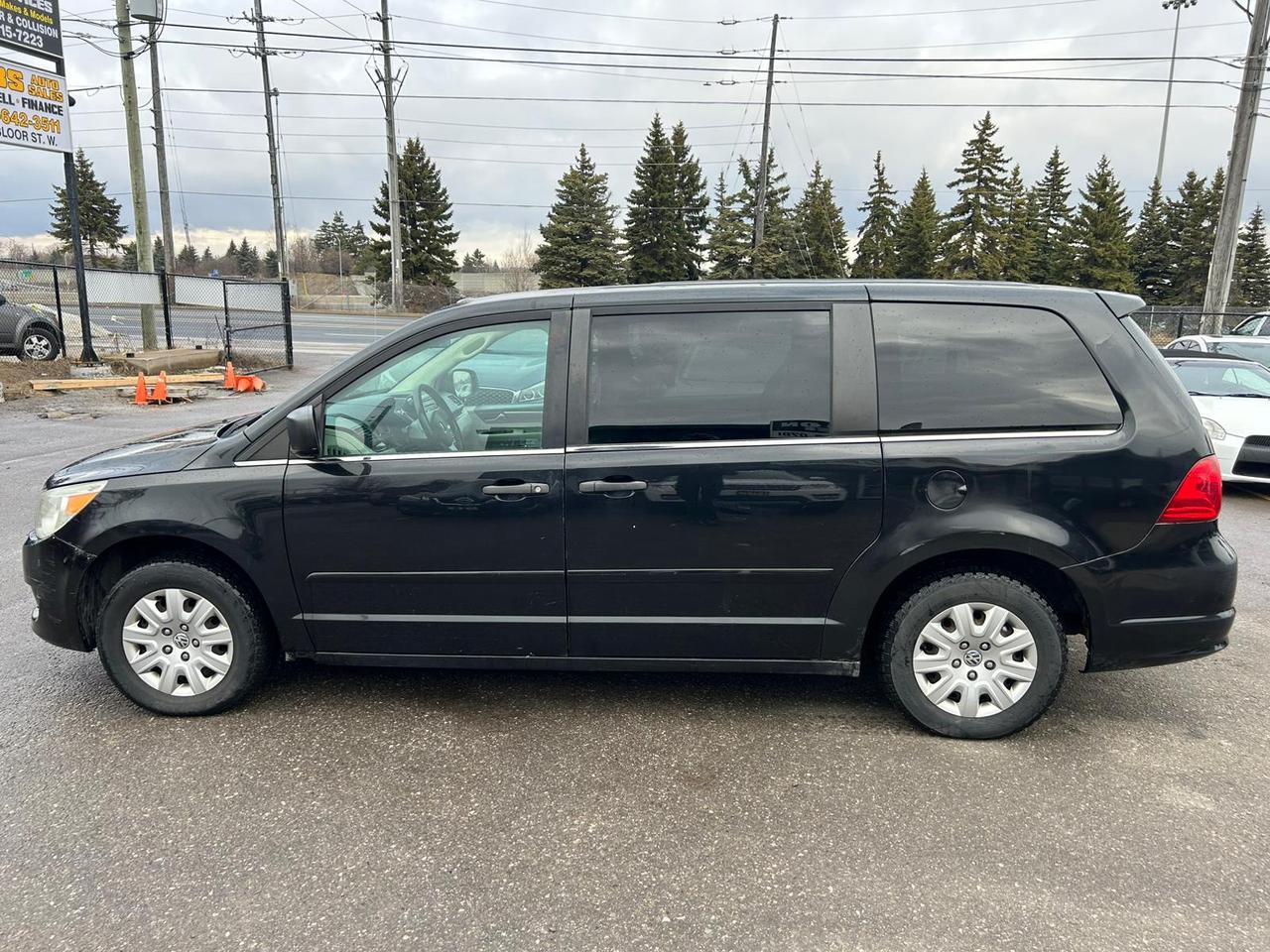2010 Volkswagen Routan S Photo