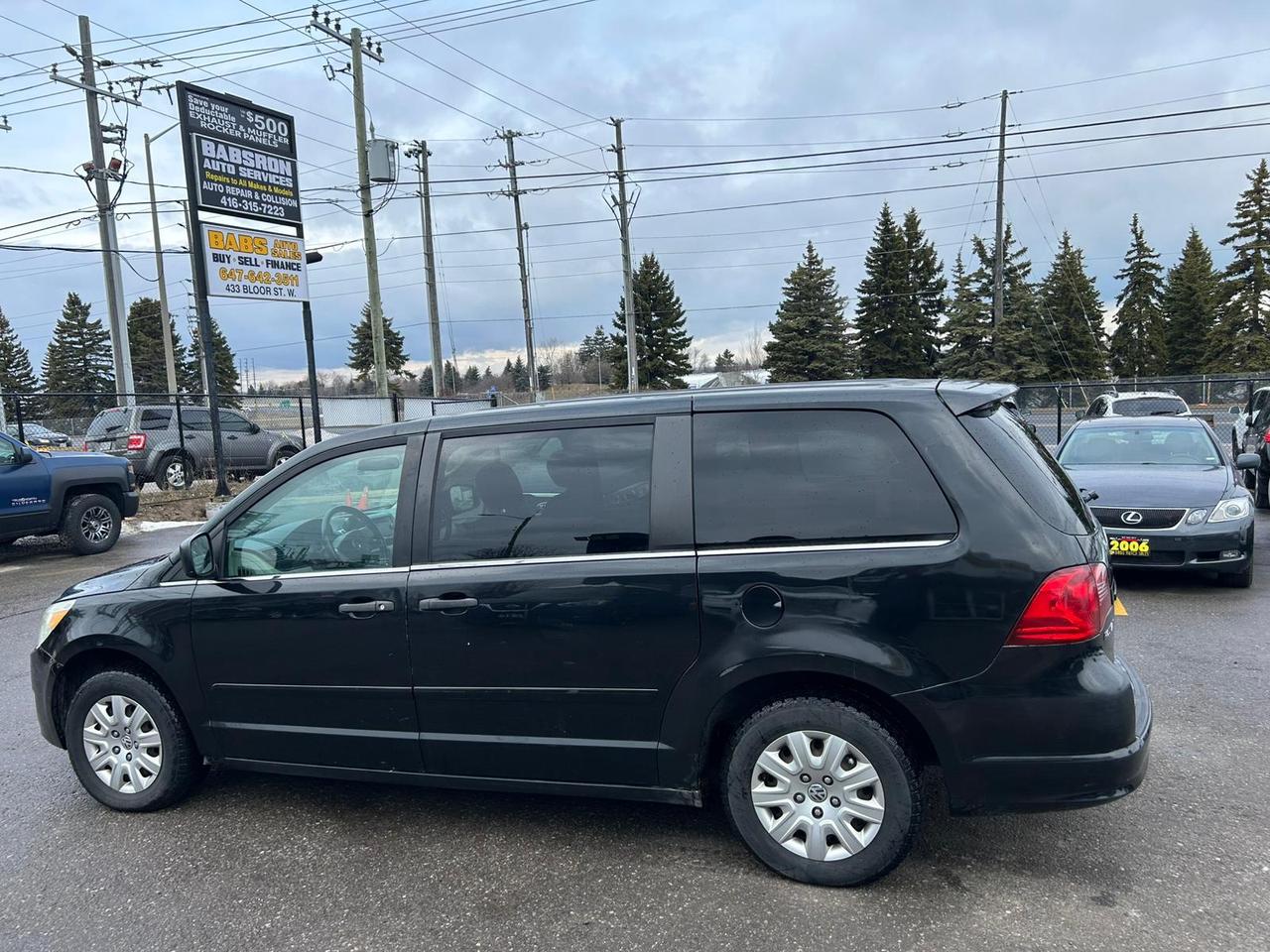 2010 Volkswagen Routan S Photo