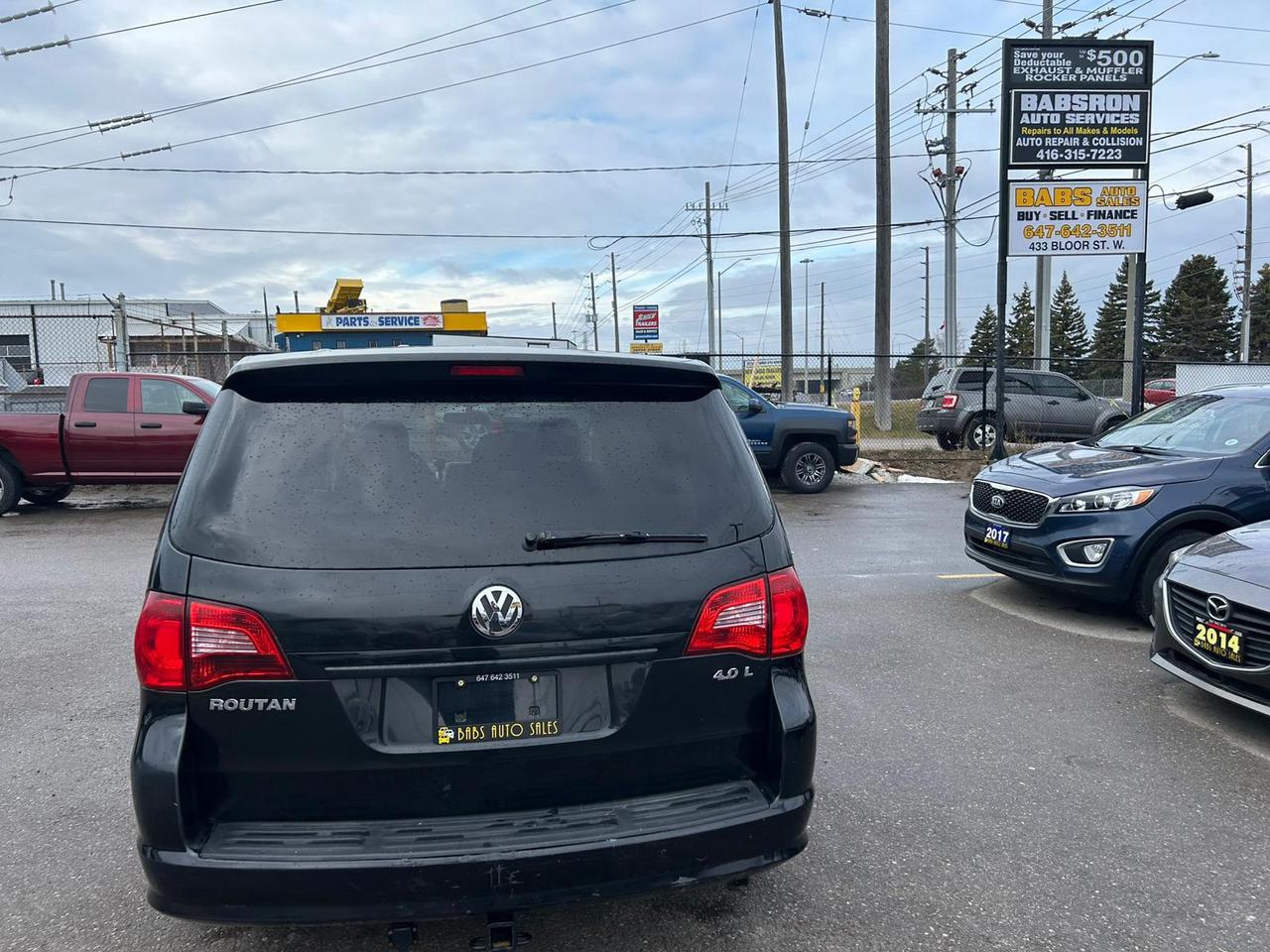 2010 Volkswagen Routan S Photo
