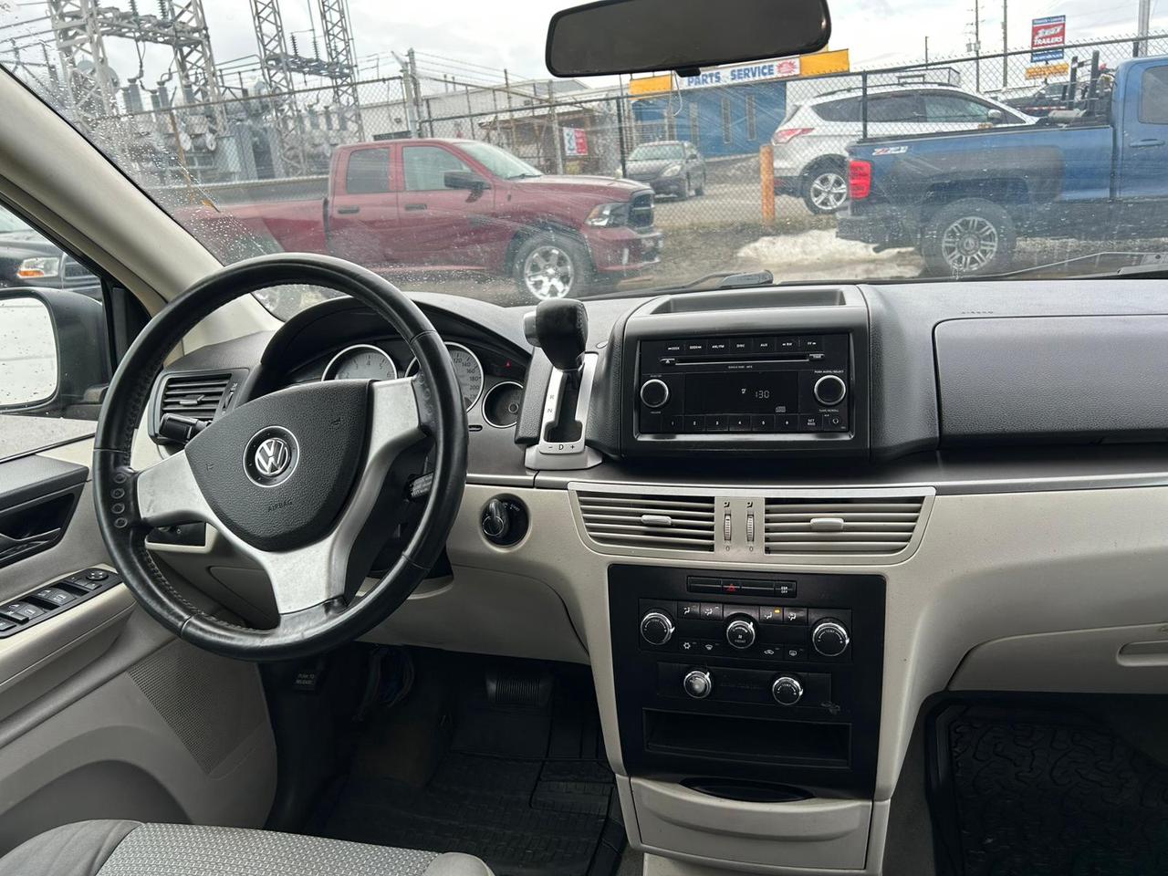 2010 Volkswagen Routan S Photo