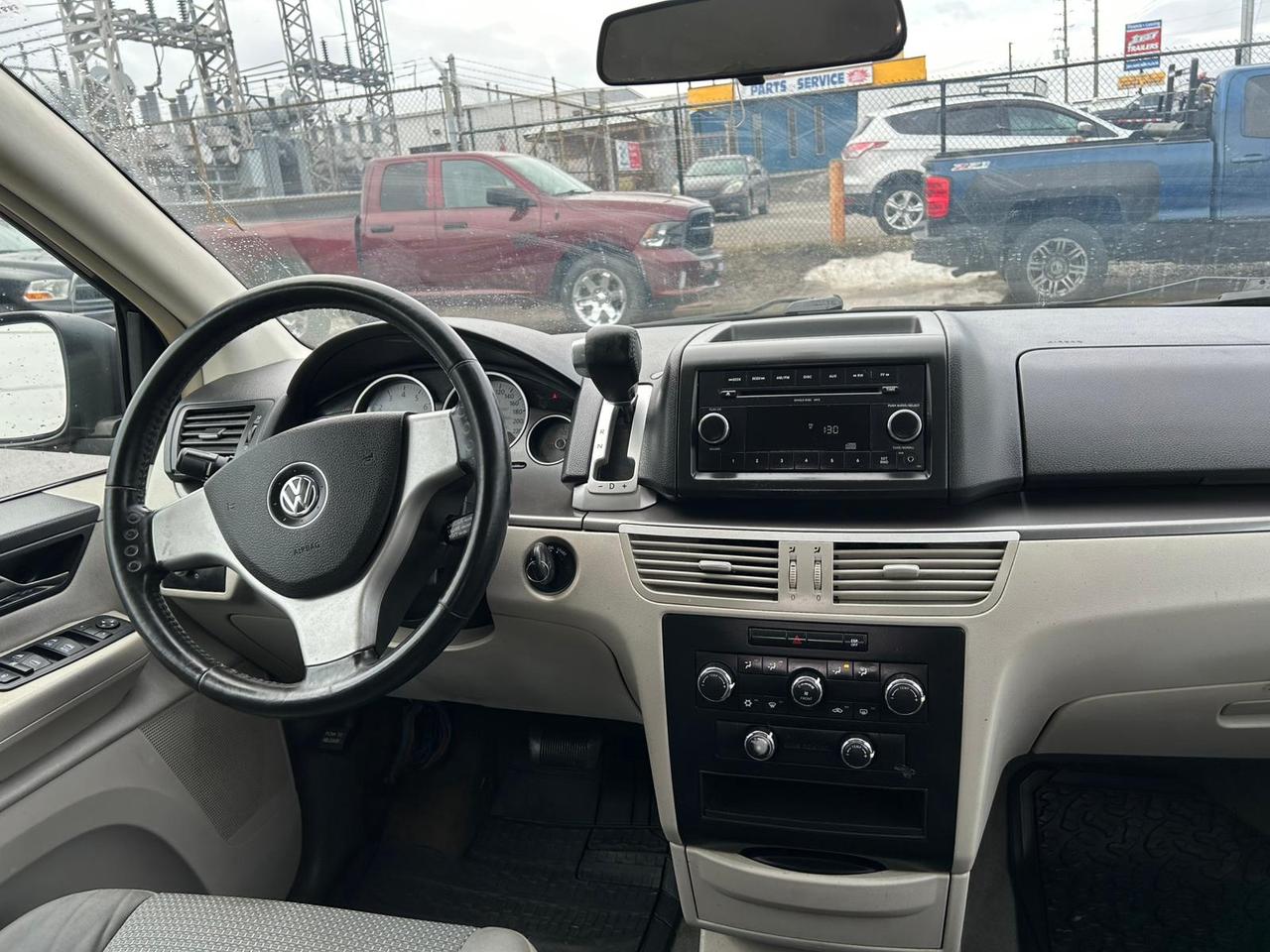 2010 Volkswagen Routan S Photo