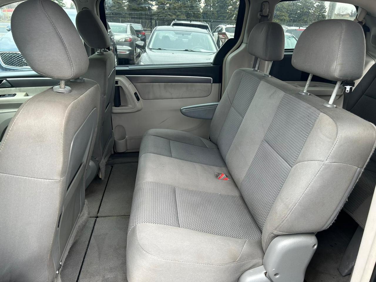 2010 Volkswagen Routan S Photo