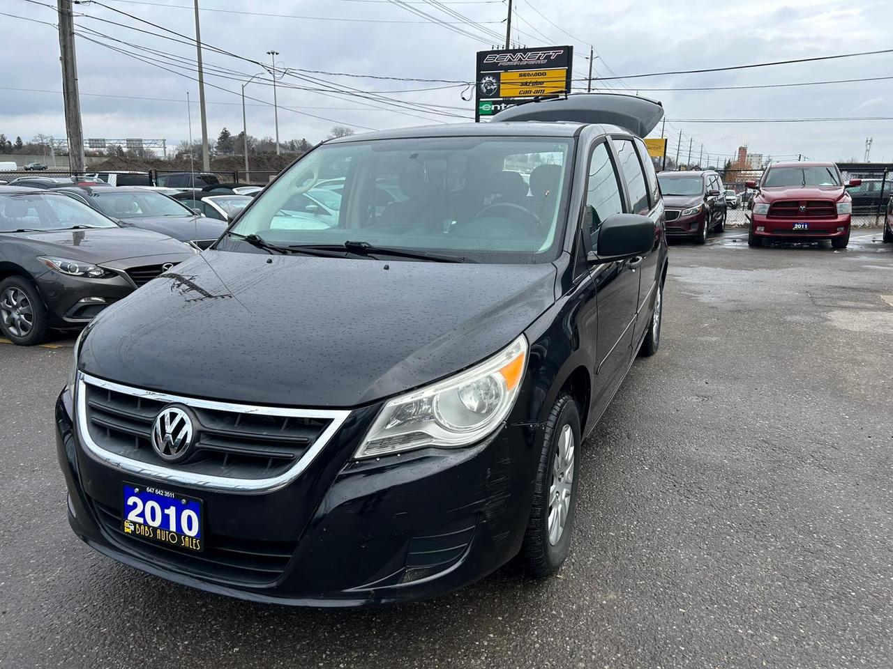 2010 Volkswagen Routan S Photo