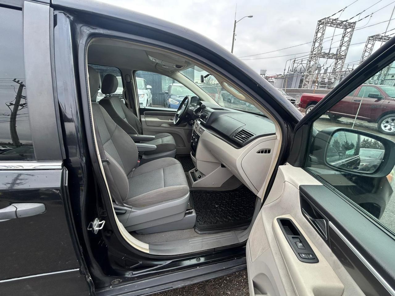 2010 Volkswagen Routan S Photo