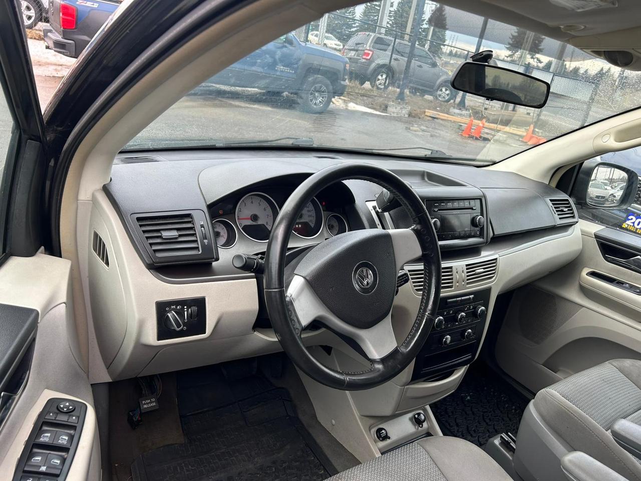 2010 Volkswagen Routan S Photo