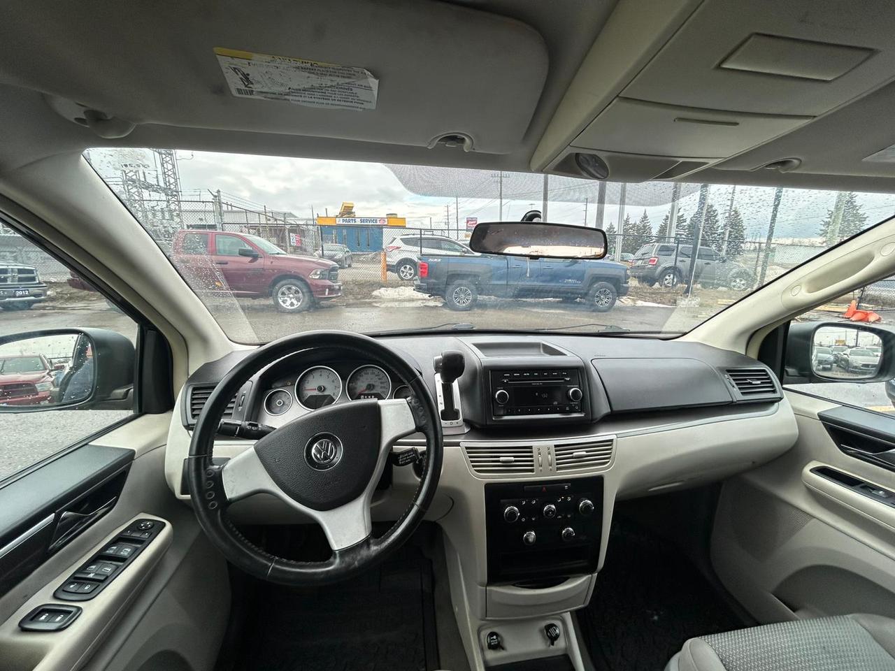 2010 Volkswagen Routan S Photo