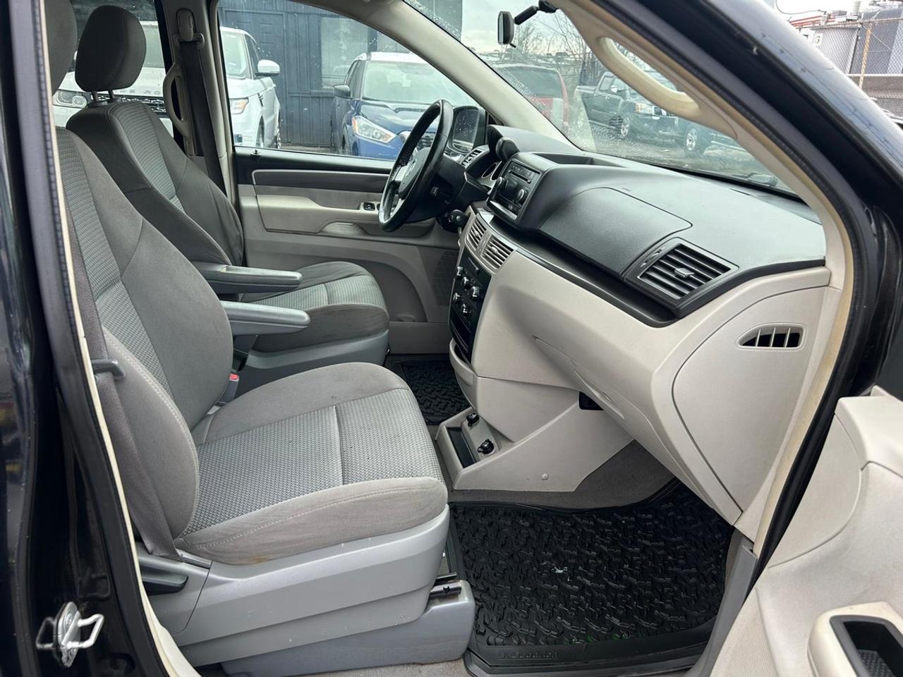 2010 Volkswagen Routan S Photo3
