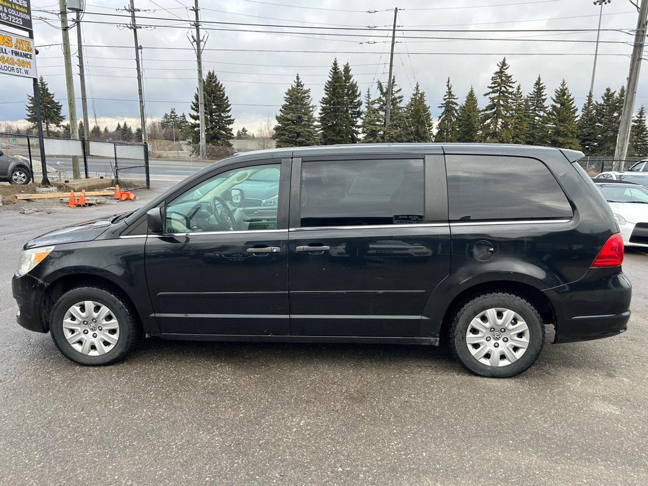 2010 Volkswagen Routan S Photo