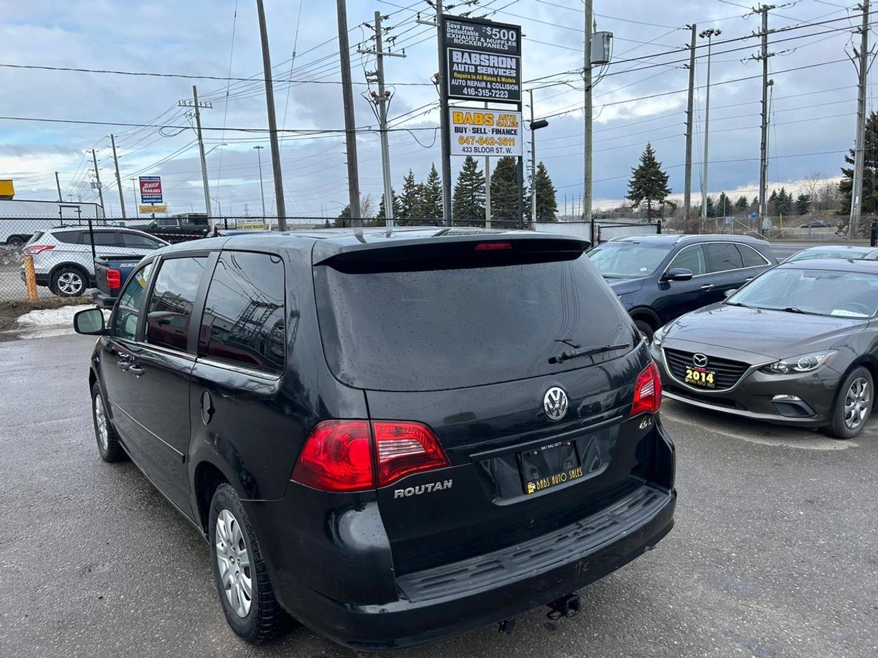 2010 Volkswagen Routan S Photo
