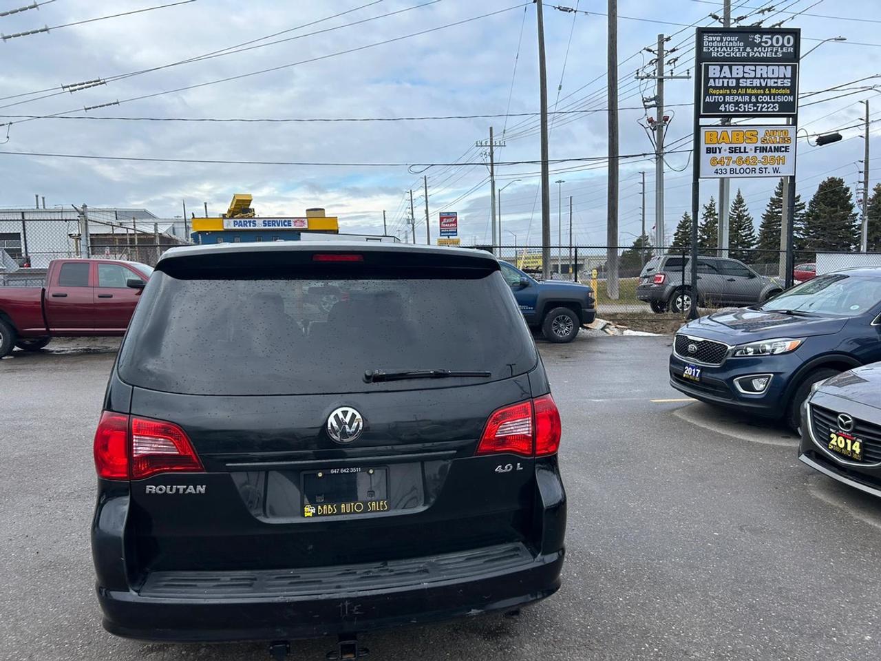 2010 Volkswagen Routan S Photo