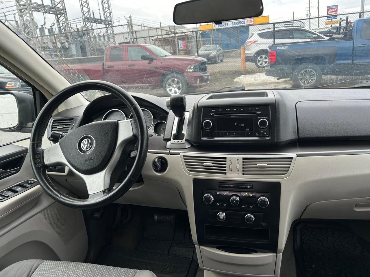 2010 Volkswagen Routan S Photo