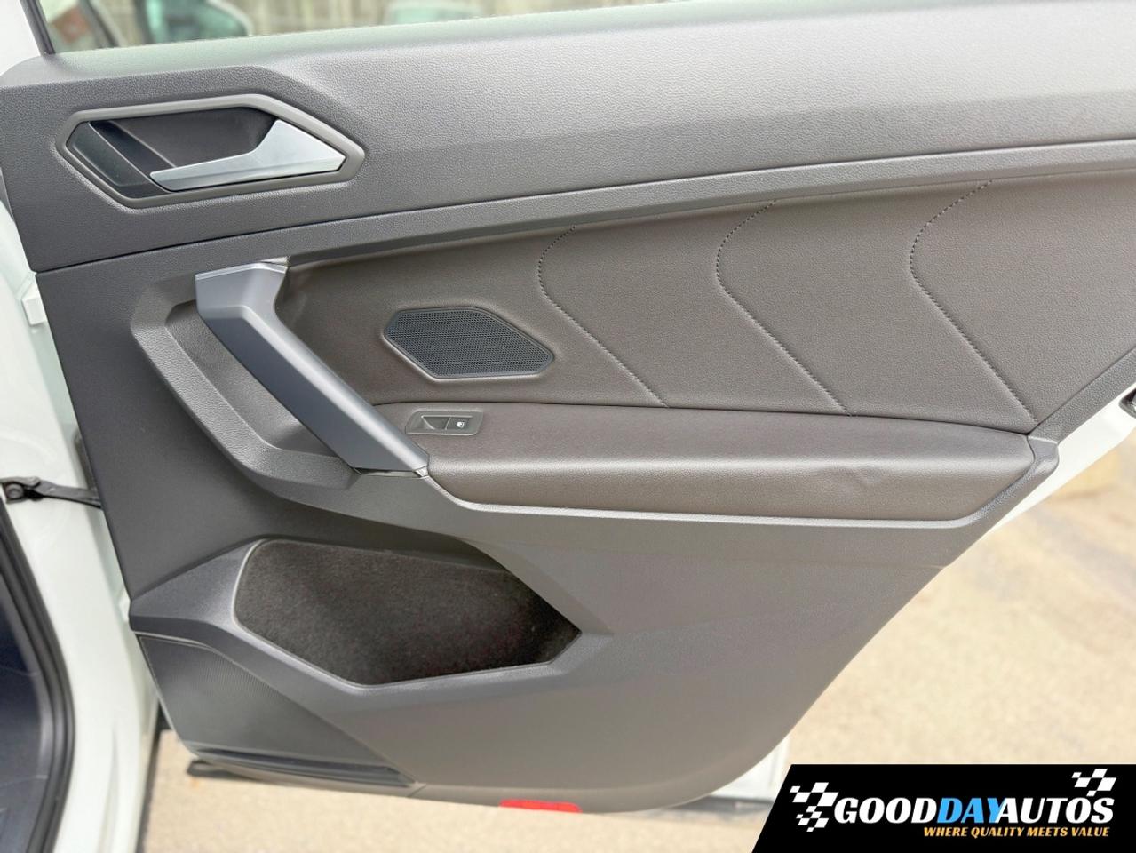 2019 Volkswagen Tiguan HIGHLINE | ONE OWNER | 2 SETS OF TIRES & RIMS Photo