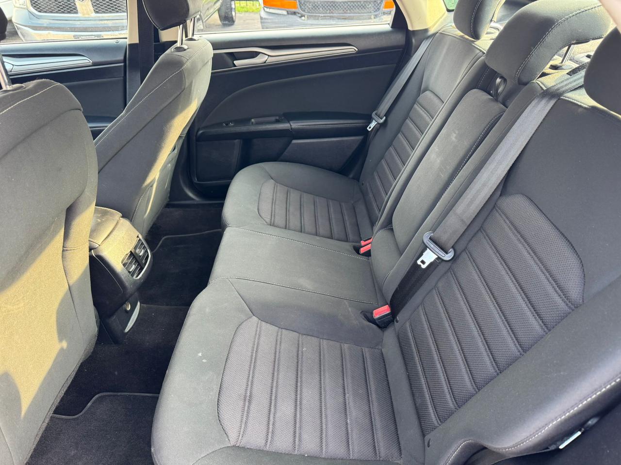 2020 Ford Fusion SE Photo