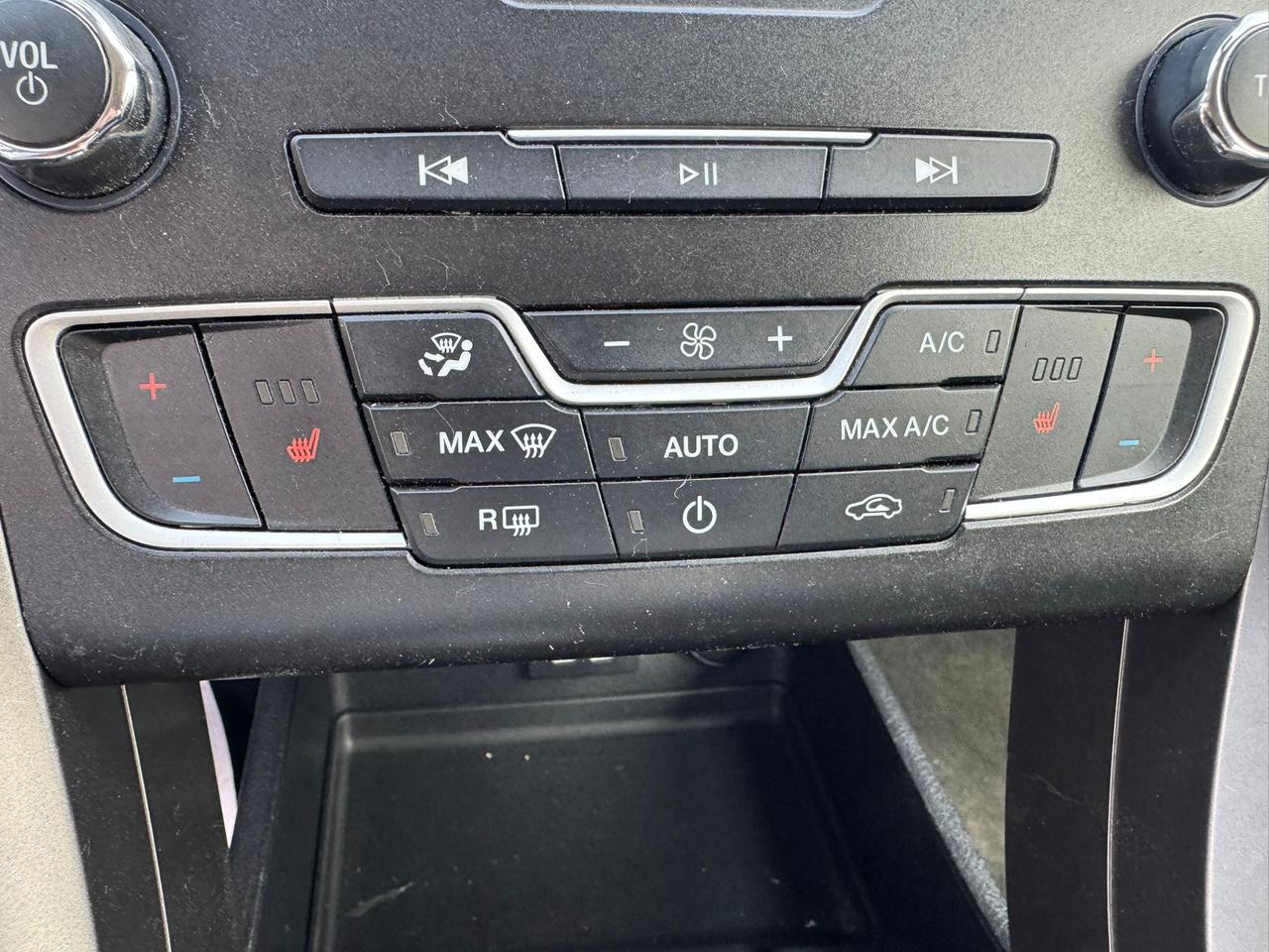 2020 Ford Fusion SE Photo