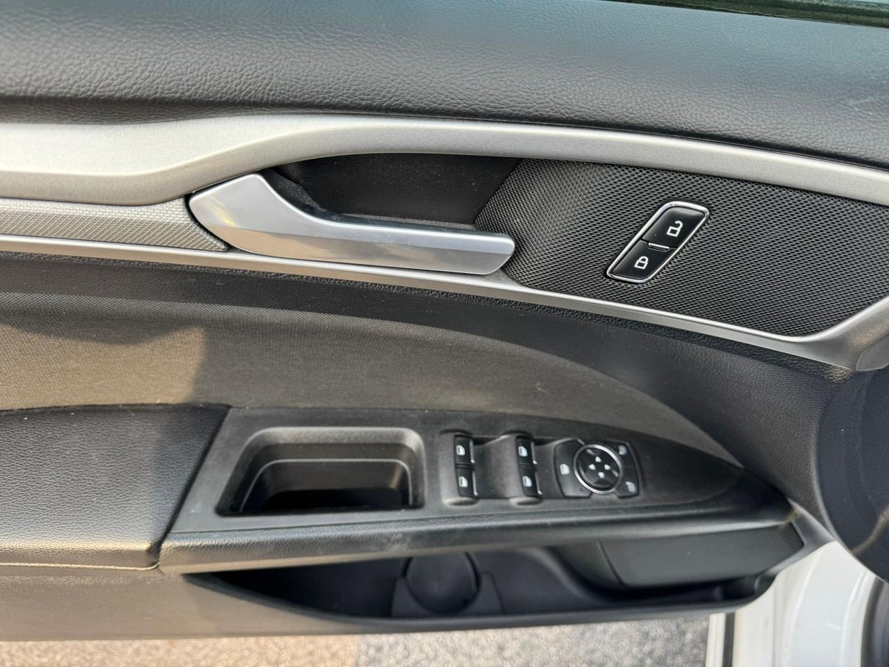 2020 Ford Fusion SE Photo