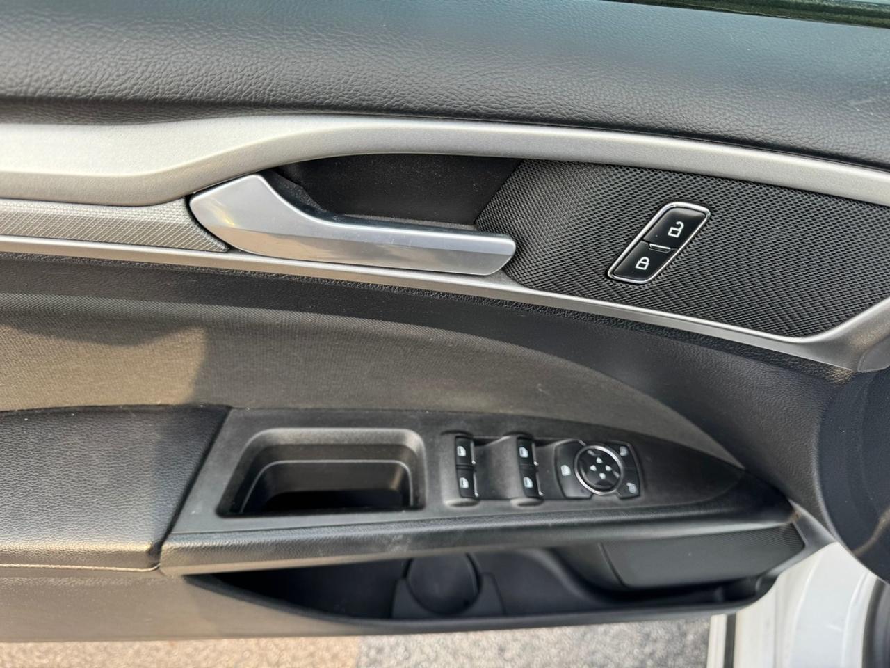 2020 Ford Fusion SE Photo