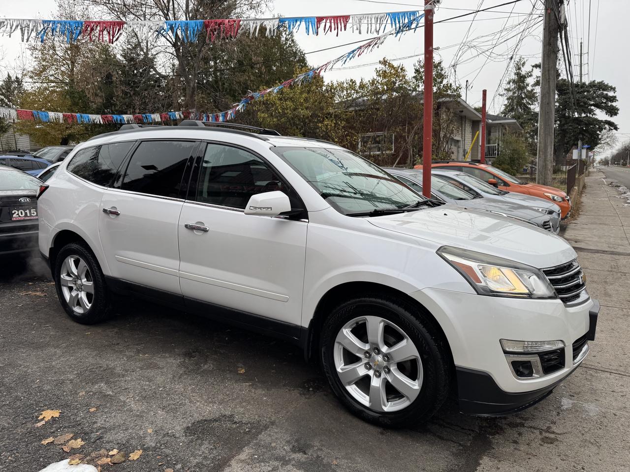 2016 Chevrolet Traverse 1LT Photo2