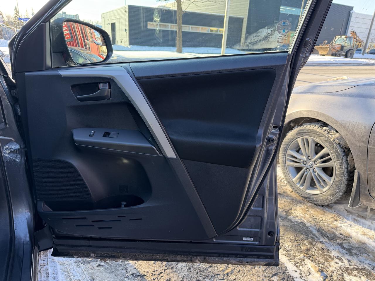 2017 Toyota RAV4 LE AWD Photo